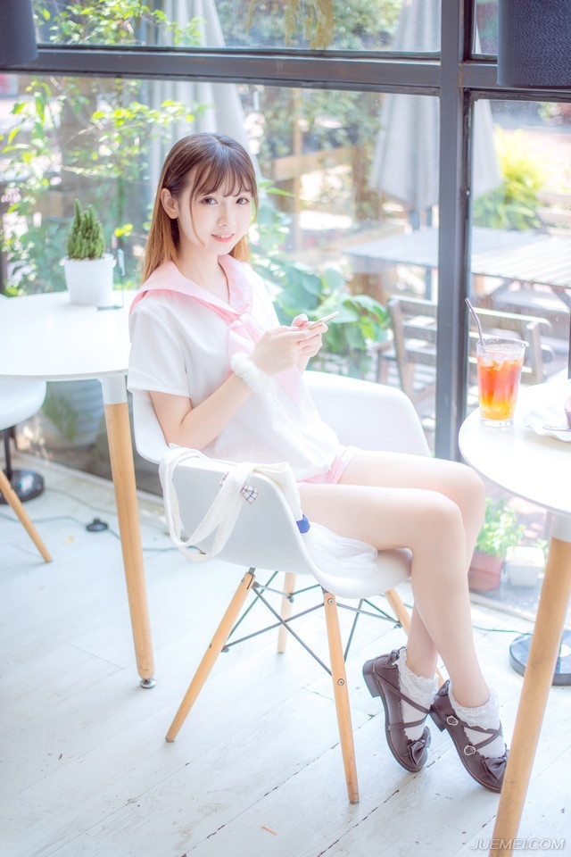 或许，我们终究会有那么一天：牵着别人的手，遗忘曾经的他。——三毛《雨季不再来》